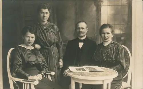 Ansichtskarte  Familien Gruppenfoto in eleganter Kleidung 1913