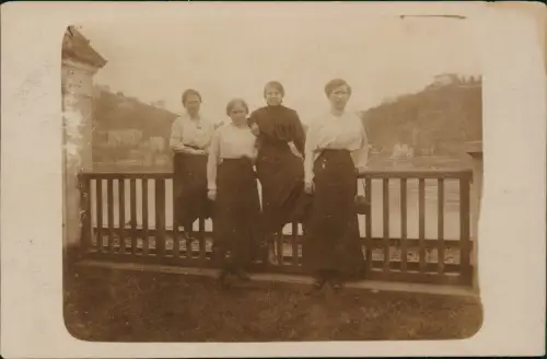 Ansichtskarte  Frauen in eleganter Kleidung Brücke Fluß 1913