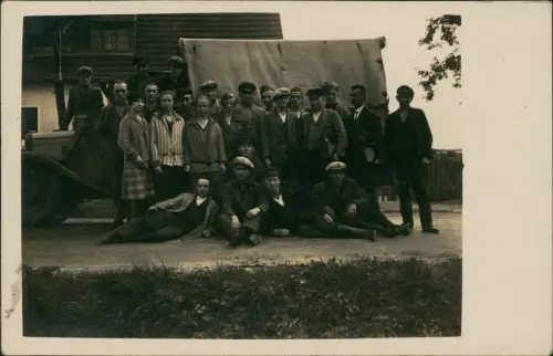 Foto  Gruppenfoto Männer und Frauen vor LKW 1929 Privatfoto