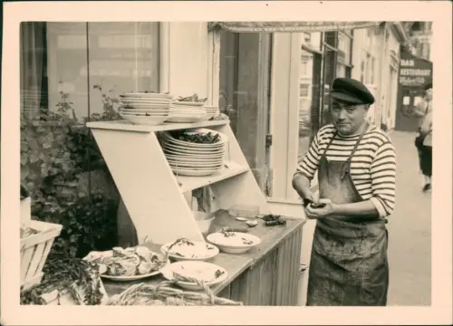 Foto  Berufe Tellerabräumer am Restaurant Fotokarte 1965 Foto