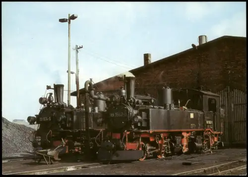 Schmalspurbahn Oschatz-Kemmlitz Lok. 991562 991574 vor Lokschuppen Mügeln 1986