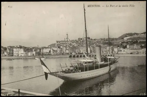 CPA Menton Mentoun/ Mentone Le Port et la vieille Ville Yacht 1925