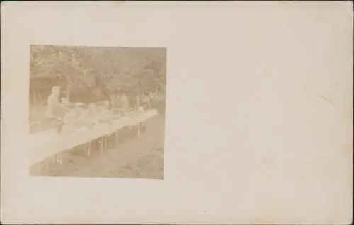 Ansichtskarte  Militär Soldatenleben Soldaten beim essen im Freien 1910