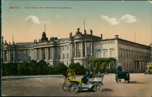 Berlin Altes Palais mit historischem Eckfenster und Oldtimer 1922