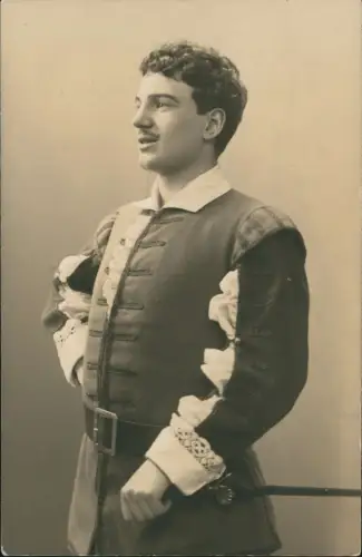 Ansichtskarte  Soziales Leben - Mann in historischer Uniform 1916