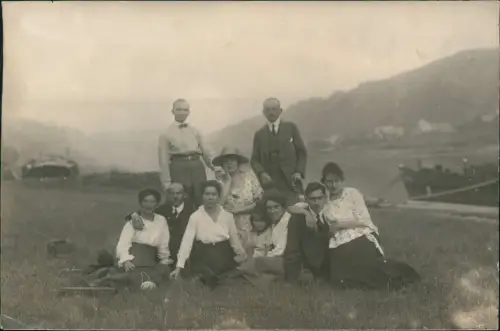 Foto  Männer Frauen und Kinder am Fluss Schiffe 1918 Privatfoto