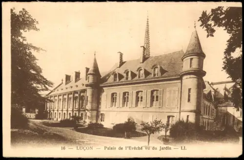 CPA Luçon Palais de l'Evêché vu du Jardin 1910