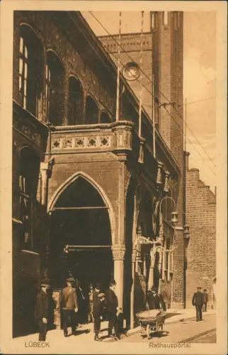 Ansichtskarte Lübeck Rathausportal Polizisten Straße 1918
