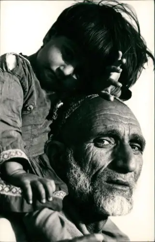 Ansichtskarte  Trachten Typen Junge auf Schulter eines alten Mannes 1963