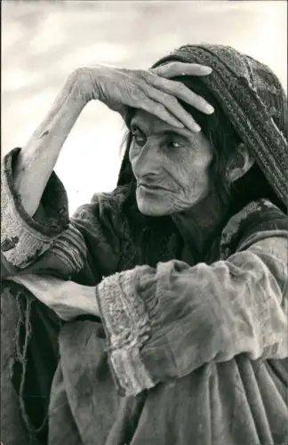 Ansichtskarte  Trachten Typen indigene alte Frau nachdenklich 1965