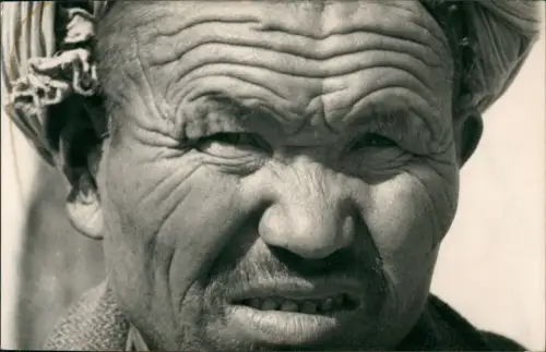 Ansichtskarte  Trachten Typen Mann mit Turban schaut zerknirscht 1965