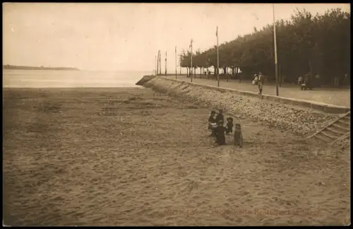 CPA Royan Promenade Brottoir et la Plage 1927