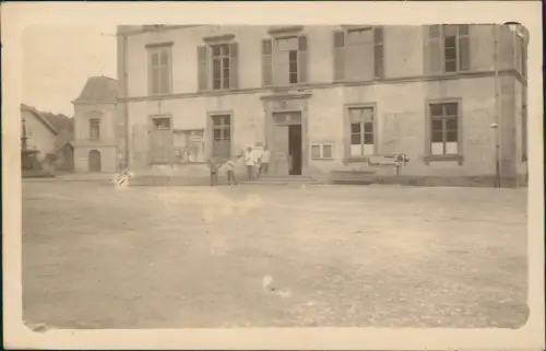 CPA .Frankreich Soldaten vor Haus 1. Weltkrieg 1917