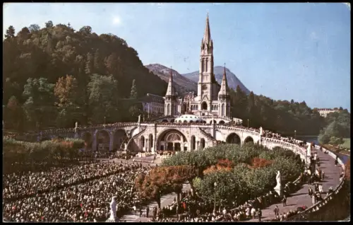 CPA Lourdes Lorda Kirche / Basilique Menschenmassen 1968