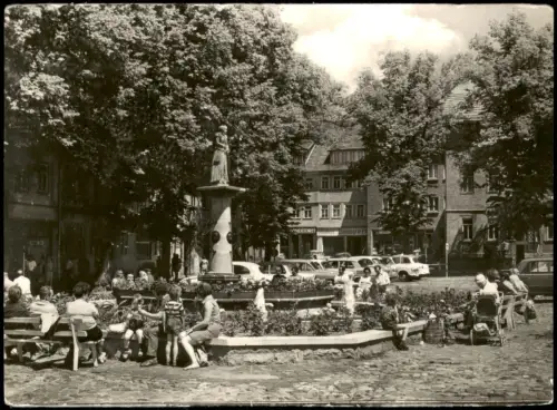 Ansichtskarte Schleusingen Brunnen am Markt mit vielen Gästen 1974