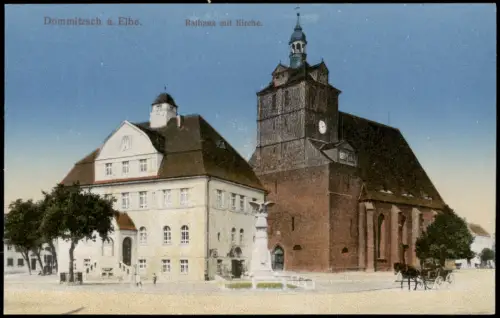 Ansichtskarte Dommitzsch Rathaus mit Kirche und Kriegerdenkmal 1916