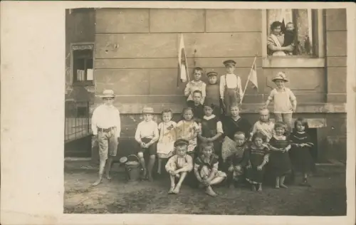 Foto  Kinder mit Fahnen vor Haus Mutter 1915 Privatfoto