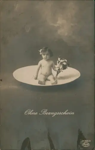 Glückwunsch - Geburt eines Kindes Kind auf Teller Fotokunst 1917