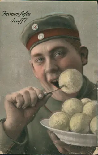 Militaria Soldatenleben Immer feste druff! Soldat beim Klöße essen 1914