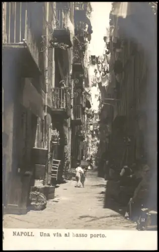 Cartolina Neapel Napoli Naples. Una via al basso porto. Fotokarte 1912