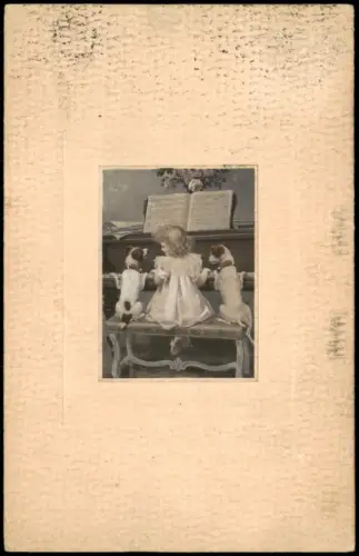 Ansichtskarte  Kinder Künstlerkarte Mädchen vor Klavier daneben Hunde 1907