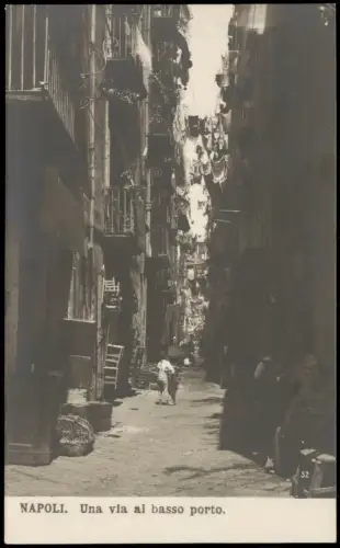 Cartolina Neapel Napoli Una via al basso porto. - Fotokarte 1912