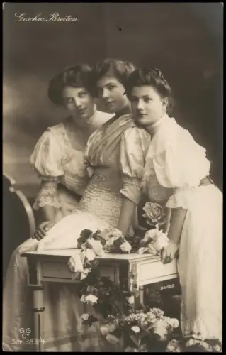 Ansichtskarte  Foto Kunst schöne junge Frauen Kleider Rosen 1913