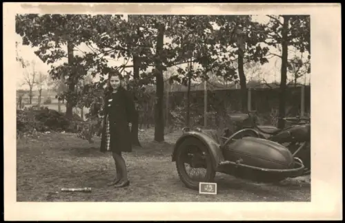 Ansichtskarte  Schöne junge Frau vor Sozius Motorrad 1950