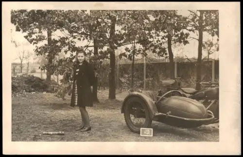 Ansichtskarte  Motorrad schöne junge Frau vor Motorard mit Sozius 1950