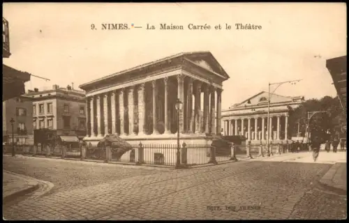 CPA Nîmes La Maison Carrée et le Théâtre 1910