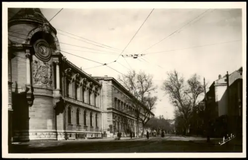 CPA Nîmes Le Lycée et Boulevard Victor-Hugo 1940