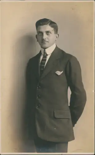Ansichtskarte  Mann gestylt im Anzug Bild Portrait 1929