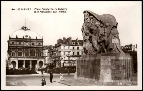 Le Havre Place Gambetta. Le Théâtreet le Monument aux Morts. 1940