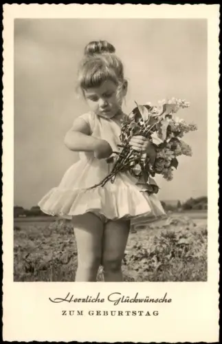 Ansichtskarte  Geburtstag Birthday Mädchen mit Blumenstrauß Fotokunst 1960