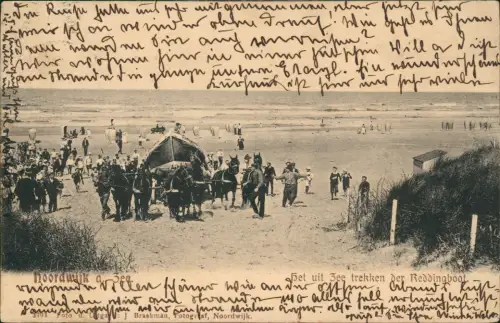 Postkaart Noordwijk het uit Zee trekken der Reddingsboot 1915