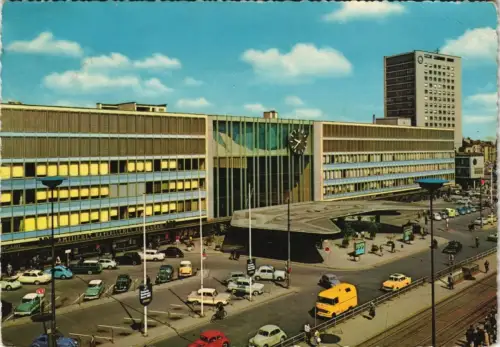 München Hauptbahnhof - Außenansicht mit parkenden Pkw's im Vordergrund 1963