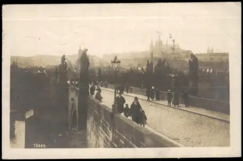 Postcard Prag Praha Karlsbrücke Karlův most belebt Fotokarte 1928