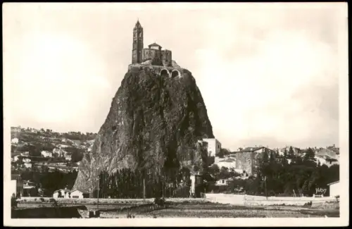 Le Puy-en-Velay LE PUY (Haute-Loire) La Chapel et le Rocher St-  1940