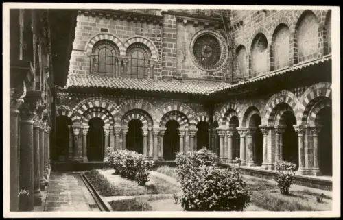 Le Puy-en-Velay LE PUY (Haute-Loire) Cour et Galeries du Cloître 1940