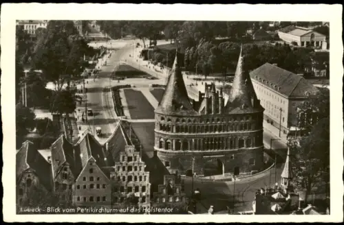 Ansichtskarte Lübeck Blick vom Petrikirchturm auf das Holstentor 1930
