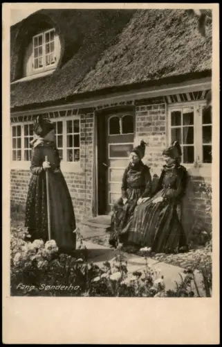 Postcard Sønderho b. Esbjerg Frauen vor Bauernhaus in Tracht 1962