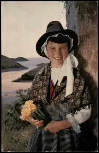 Postcard Wales (Allgemein) WELSH GIRL IN WELSH NATIONAL COSTUME 1978