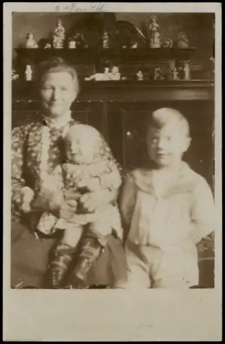 Menschen Soziales Leben Familienfoto Oma mit Enkeln 1908 gel Stempel Wiesbaden