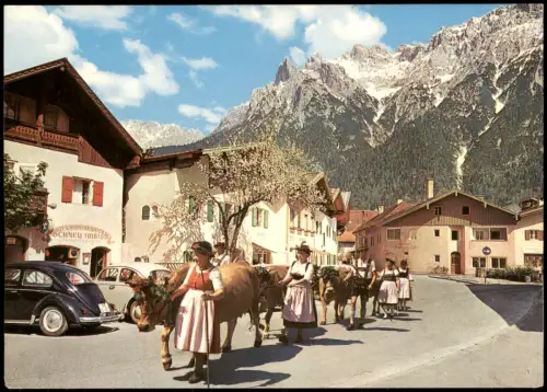 Ansichtskarte Mittenwald Frauen beim Almabtrieb VW Käfer Auti 1969