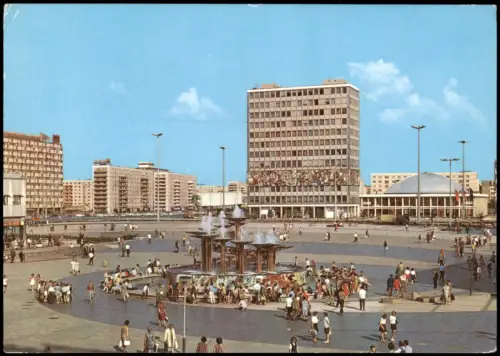 Berlin Mitte Alexanderplatz mit Blick zur Kongreßhalle  belebt g1980