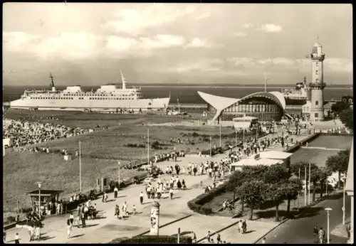 Warnemünde-Rostock Blick auf Fährschiff und Teepott Konsum-Gaststätte 1970