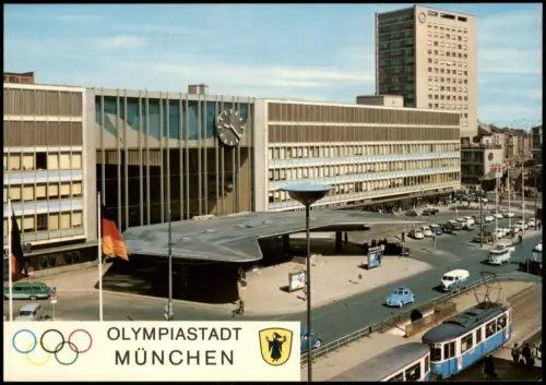 München Hauptbahnhof, Vorplatz mit Autos VW Käfer, Tram Straßenbahn 1965