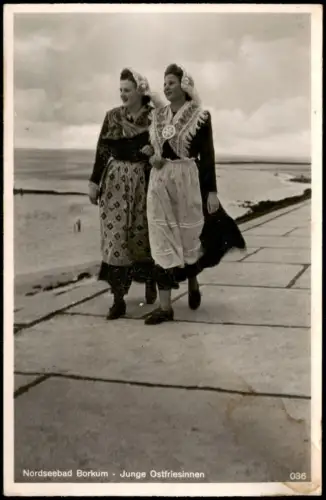 Ansichtskarte Borkum Junge Ostfriesinnen an der Promenade 1930