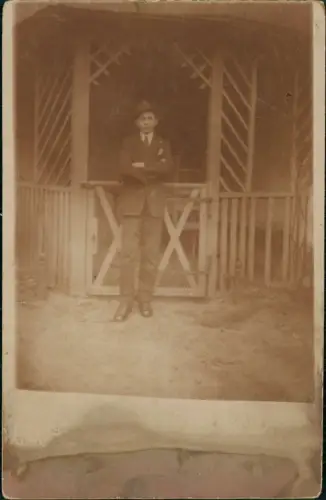 Ansichtskarte  Menschen / Soziales Leben junger Mann im Pavillon 1917