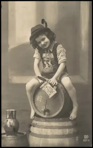 Ansichtskarte  Kinder Künstlerkarte Junge auf Bierfässern Fotokunst 1916